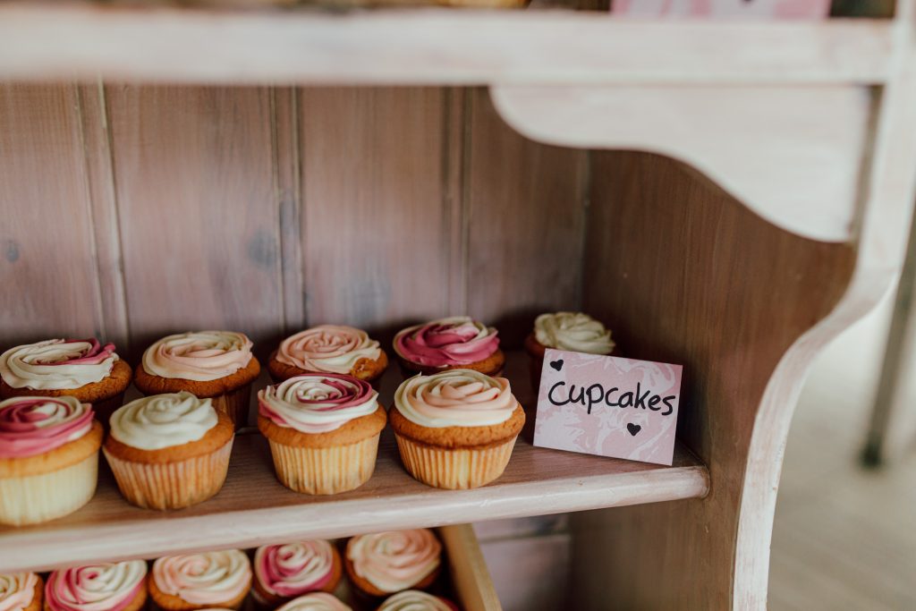 cupcakes in landelijke kast sweet table